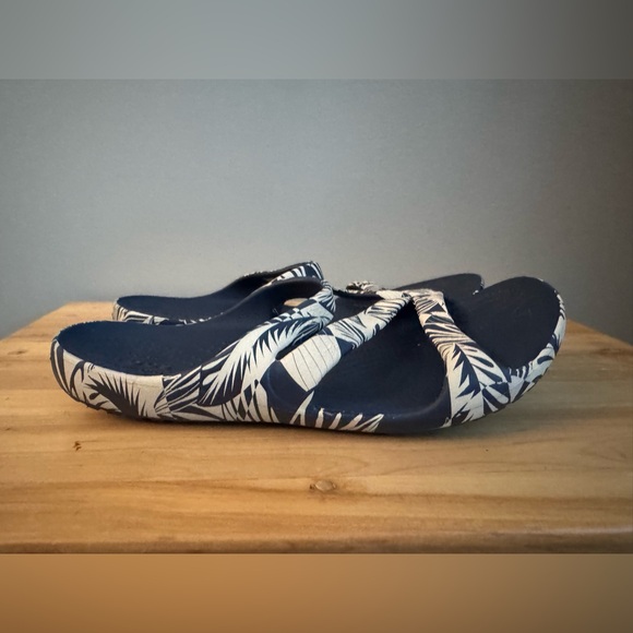 CROCS Navy and White Patterned Sandals - Picture 3 of 8